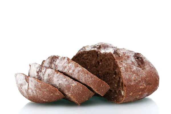 Смачний нарізаний житній хліб ізольований на білому — стокове фото