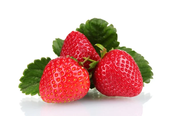 Söta jordgubbar med blad isolerad på vit — Stockfoto
