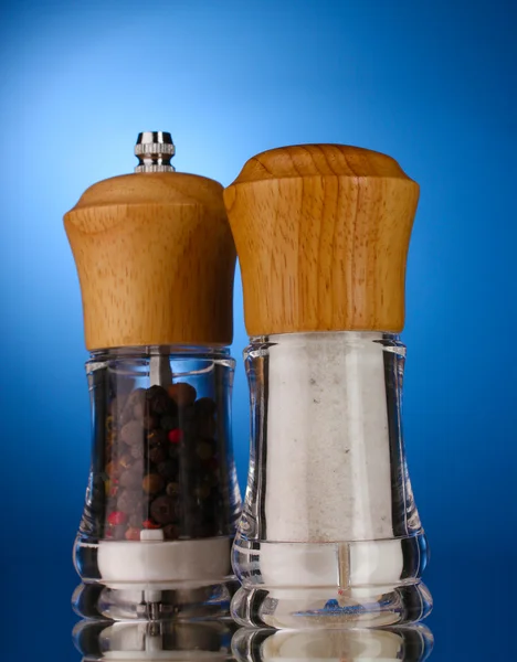 Sůl a pepř mlýny na modré — Stock fotografie
