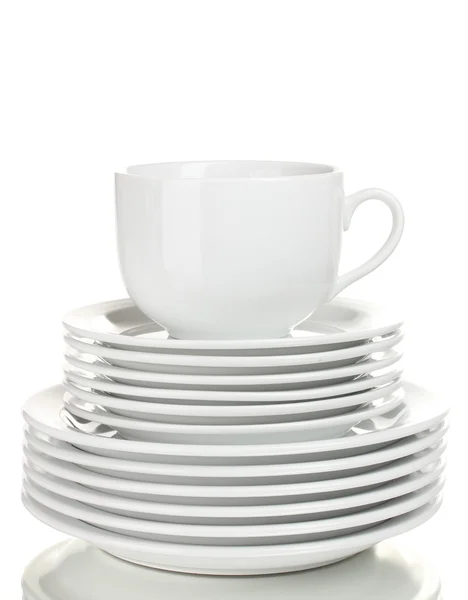 Czyste talerze i szklanki na białym tle — Zdjęcie stockowe