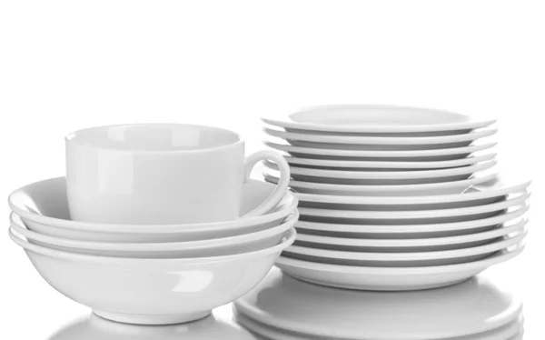Platos y tazas limpias aisladas en blanco — Foto de Stock