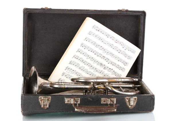 Oude trompet en notebook met notities in geval geïsoleerd op wit — Stockfoto