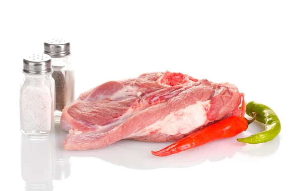 Carne cruda y peper aisladas en blanco —  Fotos de Stock
