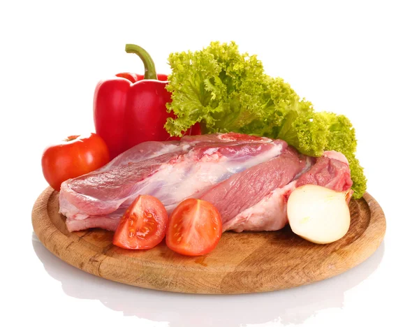 Çiğ et ve sebze whit üzerinde izole bir ahşap tahta üzerinde? — Stok fotoğraf