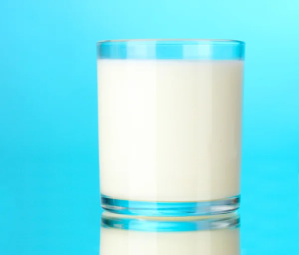 Glass of milk on blue — Stock Photo, Image