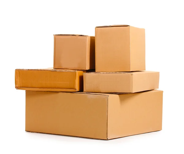 Kahverengi karton kutular beyaz üzerinde izole — Stok fotoğraf