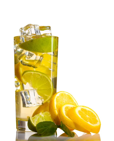 Холодный свежий лимонад изолирован на белом — стоковое фото