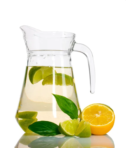 Pichet de limonade, citron vert et citron isolé sur blanc — Photo