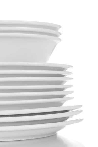Порожні миски і тарілки ізольовані на білому — стокове фото