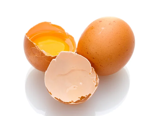 Bruin eieren met dooier geïsoleerd op wit — Stockfoto
