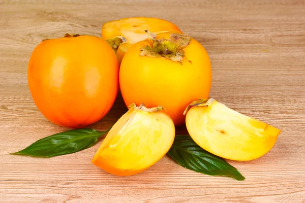 Apetyczny persimmons na drewniane tła — Zdjęcie stockowe
