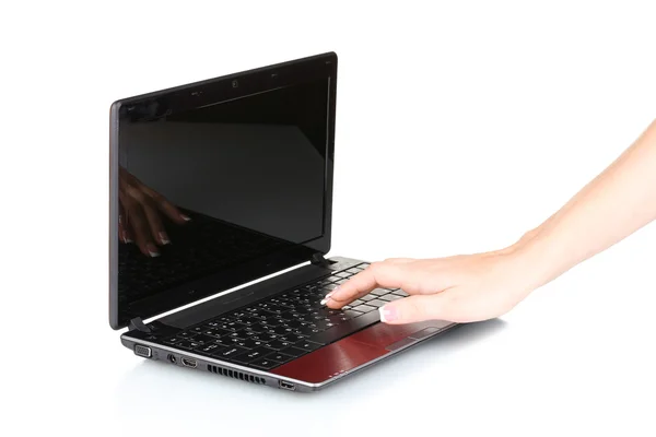 Nouvel ordinateur portable et main féminine isolé sur blanc — Photo