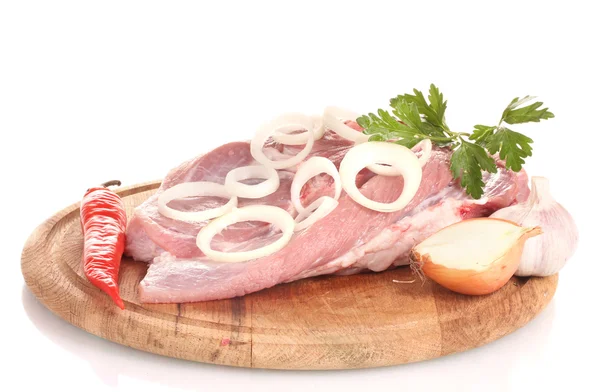 Carne crua e cebola em uma tábua de madeira isolada em branco — Fotografia de Stock