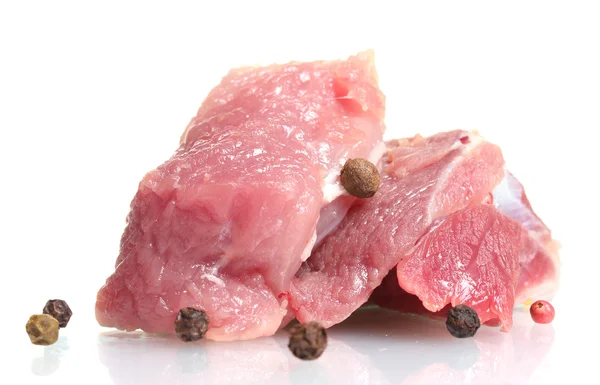 Кусочки сырого мяса изолированы на белом — стоковое фото