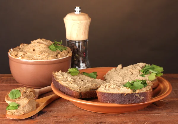Свіжий паштет з хлібом на дерев'яному столі — стокове фото