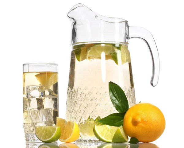 Džbán a sklenice limonády a citronem izolovaných na bílém — Stock fotografie