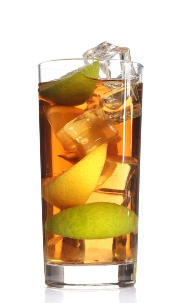 Mrożona herbata z cytryną i wapna na białym tle — Zdjęcie stockowe