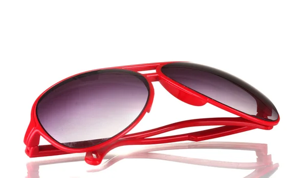 Женские красные солнцезащитные очки изолированы на белом — стоковое фото