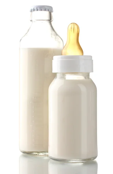 Пляшки молока ізольовані на білому — стокове фото