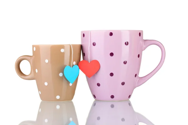 Két csésze és filteres tea címkével piros és kék szív alakú elszigetelt Pünkösd — Stock Fotó