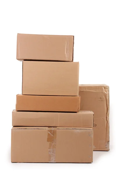 Caixas de papelão marrom isoladas em branco — Fotografia de Stock