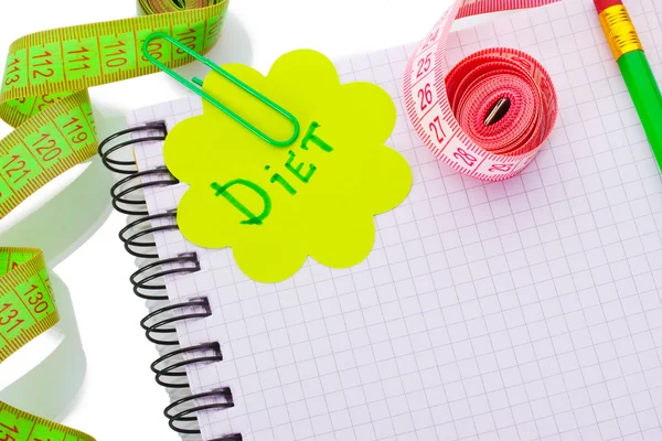 Planowania diety. taśmy pomiarowe notatnik i długopis na białym tle — Zdjęcie stockowe