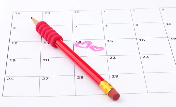 Página del calendario con corazones y lápiz en el día de San Valentín —  Fotos de Stock