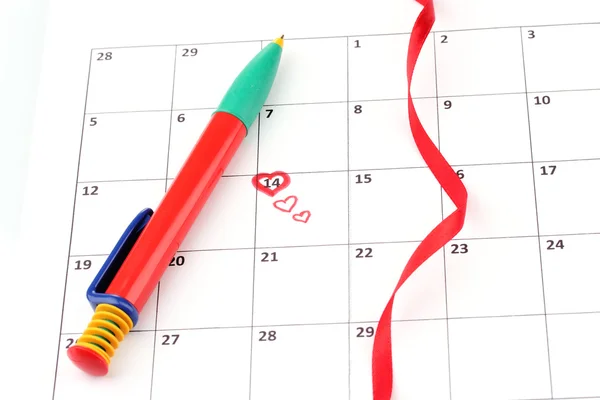Strony kalendarza z serca, pióro i wstążki na dzień st.valentines — Zdjęcie stockowe