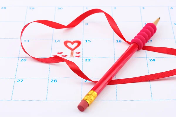 Kalenderblatt mit Herzen, Bleistift und Schleife am Valentinstag — Stockfoto