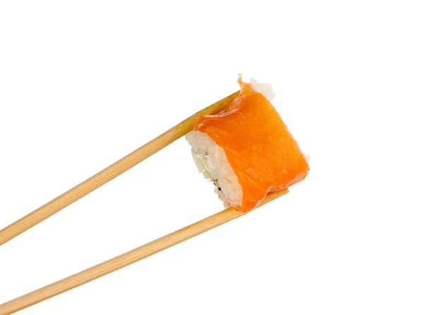 Holding rulo ile üzerine beyaz izole chopsticks — Stok fotoğraf