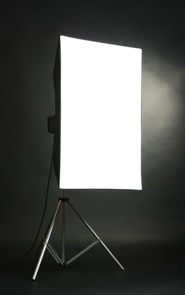 Studio flash με μαλακό-box σε φόντο μαύρο στούντιο — Φωτογραφία Αρχείου