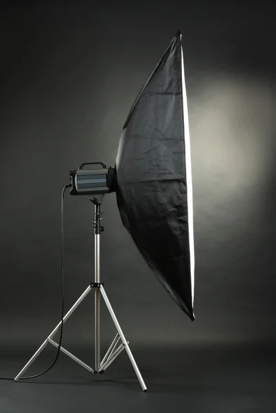 Estudio flash con caja suave sobre fondo negro estudio — Foto de Stock