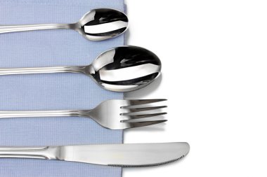 Çatal, kaşık ve bıçak üzerinde beyaz izole mavi bir bez