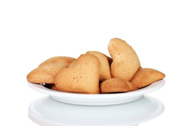 Beyaz tabakta üzerine beyaz izole kalp şeklinde kurabiye