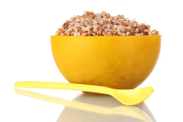 Buckwheat rebus dalam mangkuk kuning terisolasi di atas putih — Stok Foto