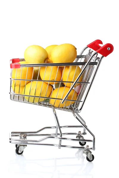 Limões maduros no carrinho de compras isolado em branco — Fotografia de Stock