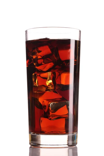 Glas cola med is isolerad på vit — Stockfoto