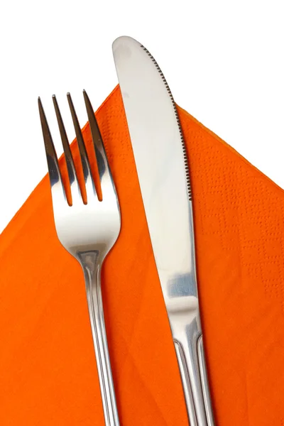 Gabel und Messer in einem orangefarbenen Tuch isoliert auf weiß — Stockfoto