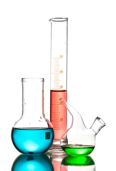 Três frascos com líquido colorido e com reflexão isolada sobre branco — Fotografia de Stock