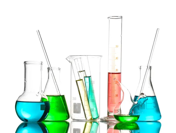 Verschillende laboratoriumglaswerk met kleur vloeistof en reflectie isolat — Stockfoto