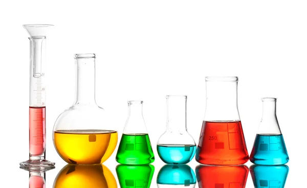 Különböző laboratóriumi üvegeszközök, színes folyadékkal és elmélkedés isolat — Stock Fotó