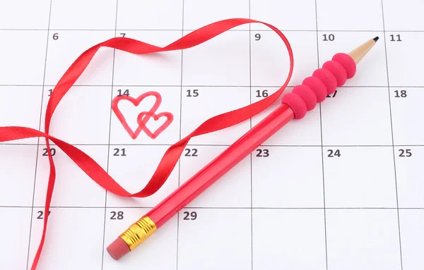Página de calendário com corações, lápis e fita no dia de São Valentim — Fotografia de Stock