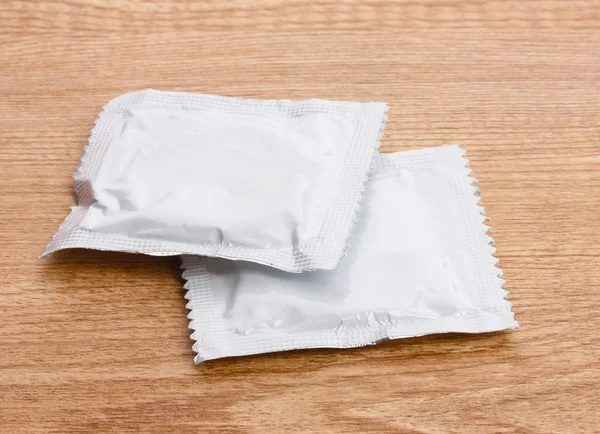 Ahşap zemin üzerinde bir prezervatif — Stok fotoğraf