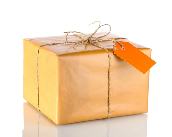 Paquete envuelto en papel marrón atado con cordel y con etiqueta en blanco aislado — Foto de Stock
