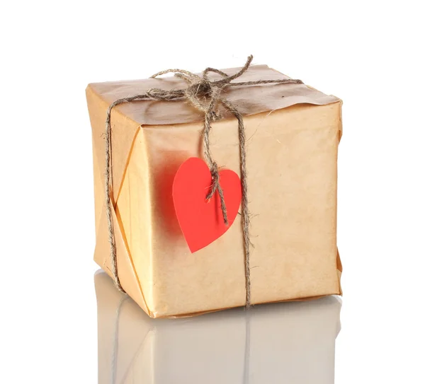 Pequeño paquete con etiqueta en forma de corazón en blanco aislado en blanco —  Fotos de Stock