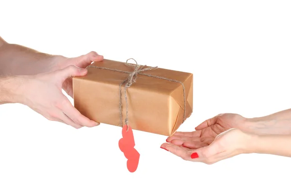 Mann übergibt Paket mit leerem herzförmigem Etikett an Frau isolat — Stockfoto