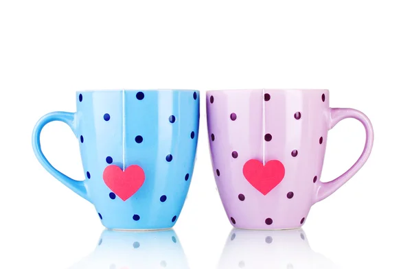 Duas xícaras e sacos de chá com rótulo vermelho em forma de coração isolado no branco — Fotografia de Stock