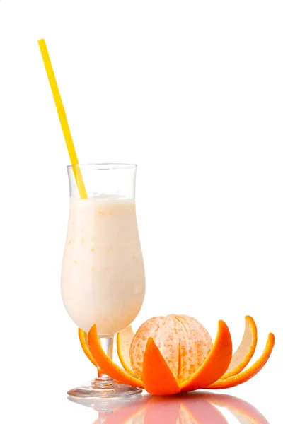 Mazzo di banane e cocktail di latte isolato su bianco — Foto Stock