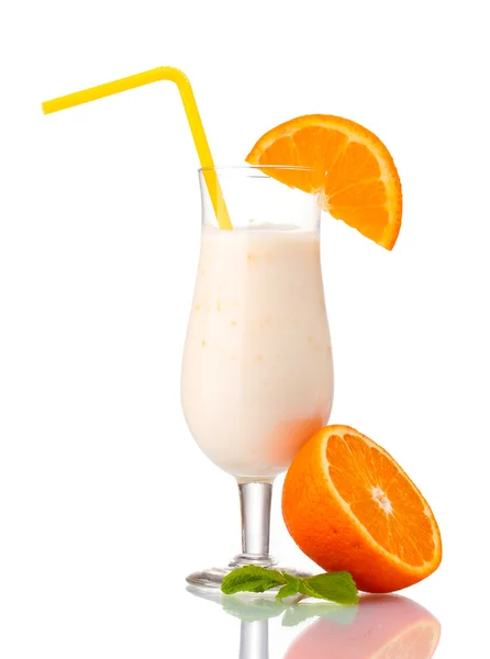 Bos van bananen en melk cocktail geïsoleerd op wit — Stockfoto