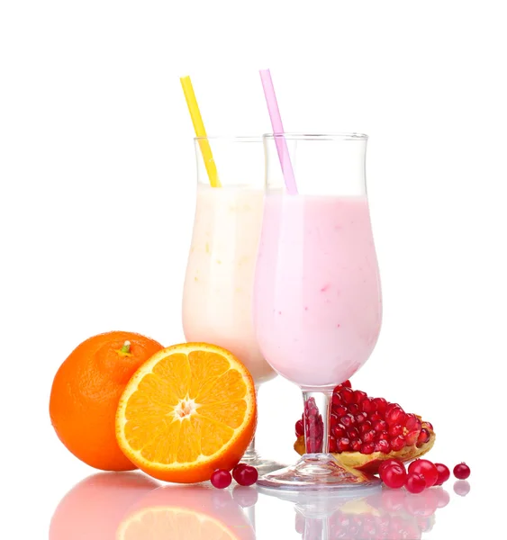 白で隔離される果物とミルクシェイク — ストック写真